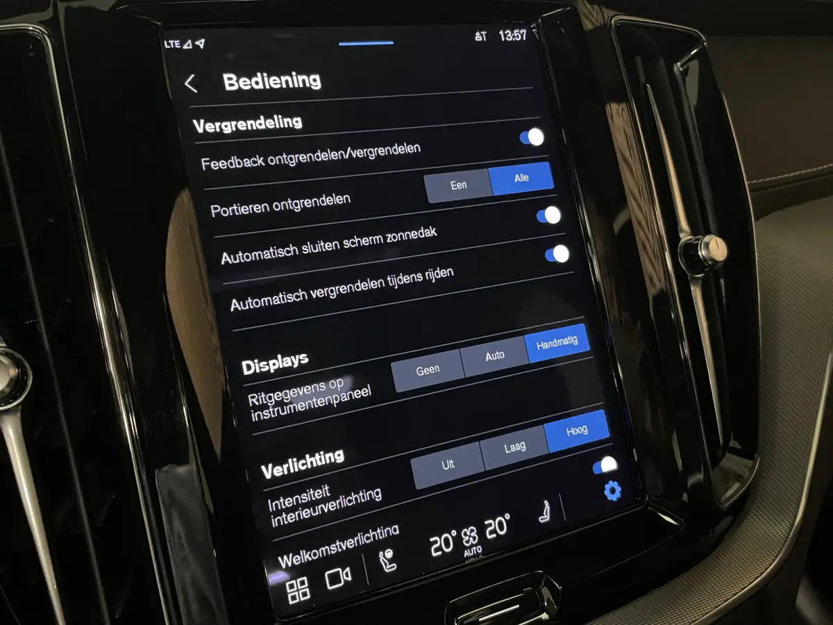T6 AWD Recharge R-Design Long Range | All Season banden | Stoel en Stuurwielverwarming | Standkachel met Volvo On Call App | Parkeercamera | Lederen Dashboard | Full LED Meesturende koplampe