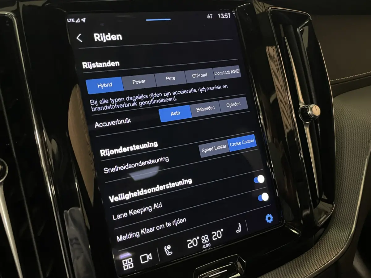 T6 AWD Recharge R-Design Long Range | All Season banden | Stoel en Stuurwielverwarming | Standkachel met Volvo On Call App | Parkeercamera | Lederen Dashboard | Full LED Meesturende koplampe