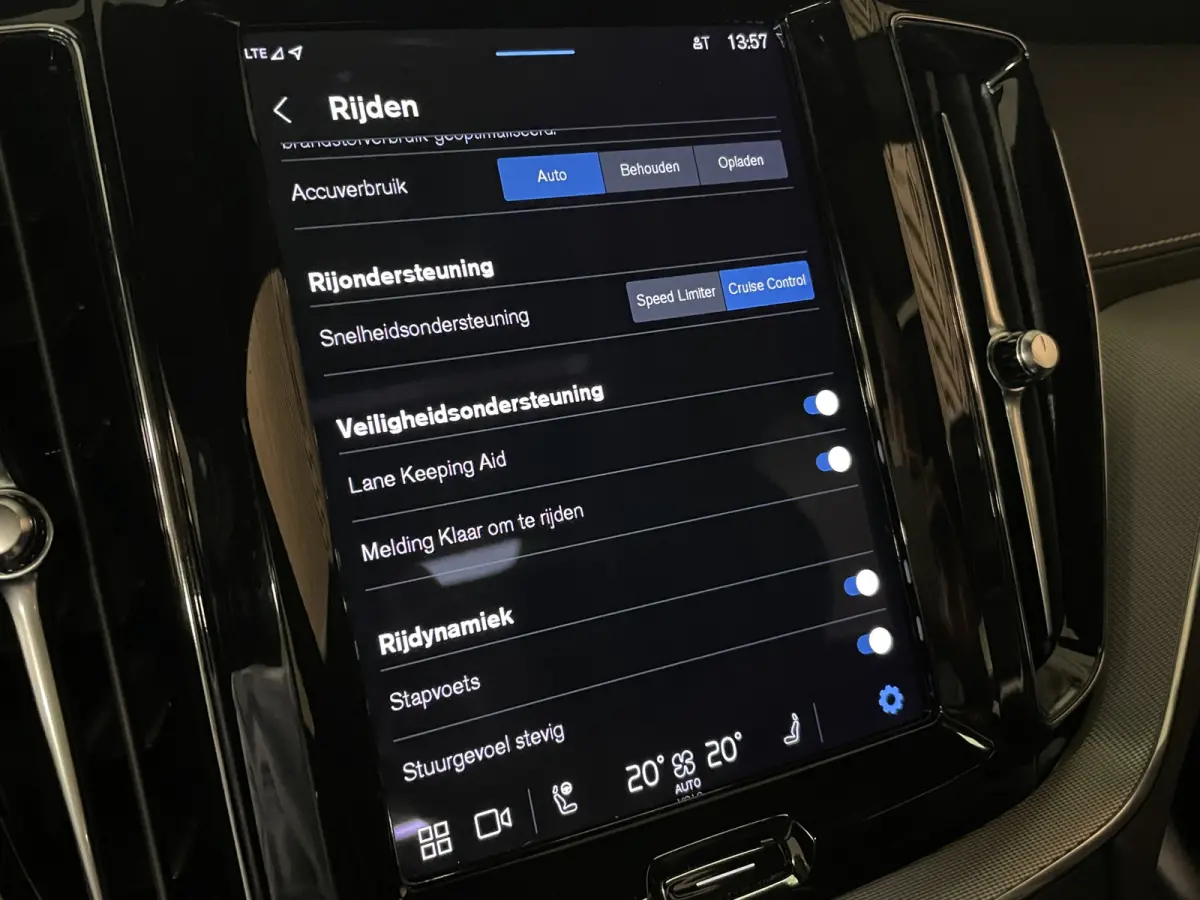 T6 AWD Recharge R-Design Long Range | All Season banden | Stoel en Stuurwielverwarming | Standkachel met Volvo On Call App | Parkeercamera | Lederen Dashboard | Full LED Meesturende koplampe
