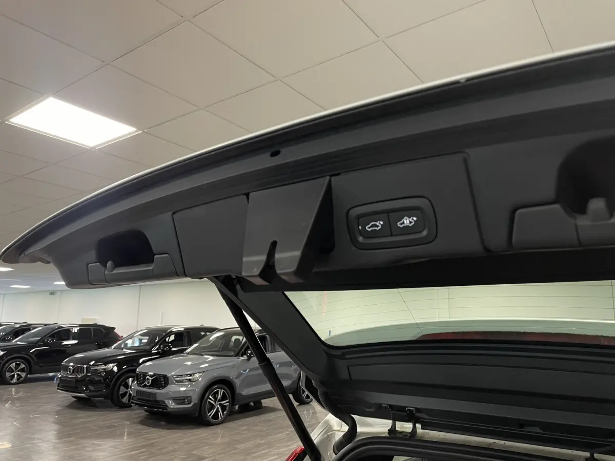 T6 AWD Recharge R-Design Long Range | All Season banden | Stoel en Stuurwielverwarming | Standkachel met Volvo On Call App | Parkeercamera | Lederen Dashboard | Full LED Meesturende koplampe