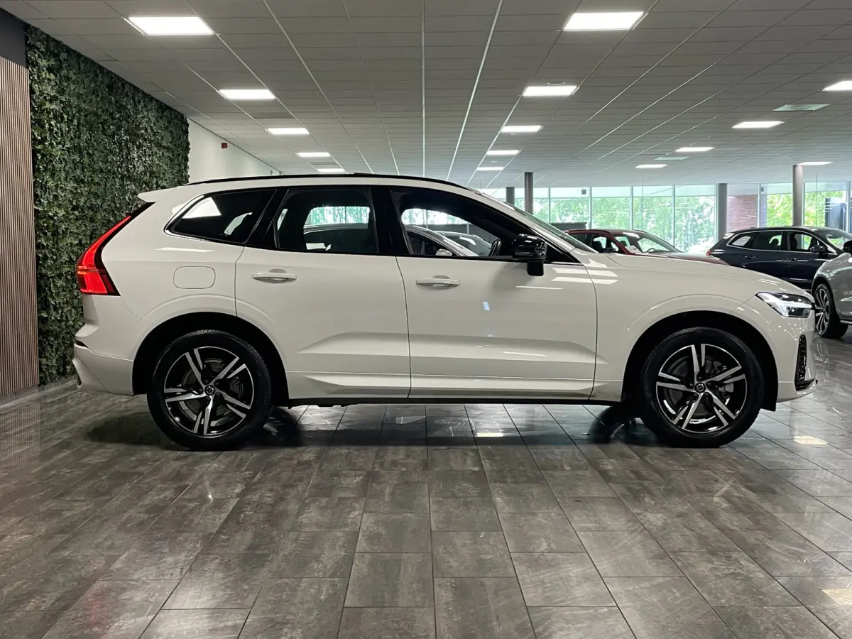 T6 AWD Recharge R-Design Long Range | All Season banden | Stoel en Stuurwielverwarming | Standkachel met Volvo On Call App | Parkeercamera | Lederen Dashboard | Full LED Meesturende koplampe