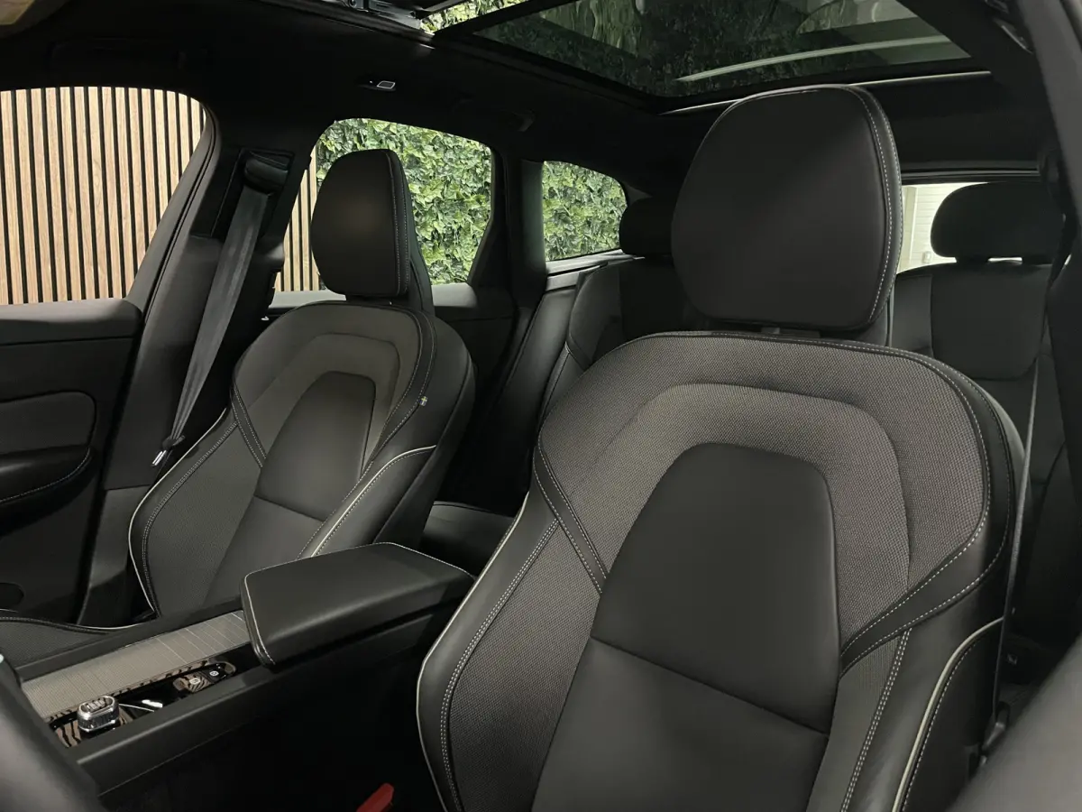 T6 AWD Recharge R-Design Long Range | All Season banden | Stoel en Stuurwielverwarming | Standkachel met Volvo On Call App | Parkeercamera | Lederen Dashboard | Full LED Meesturende koplampe