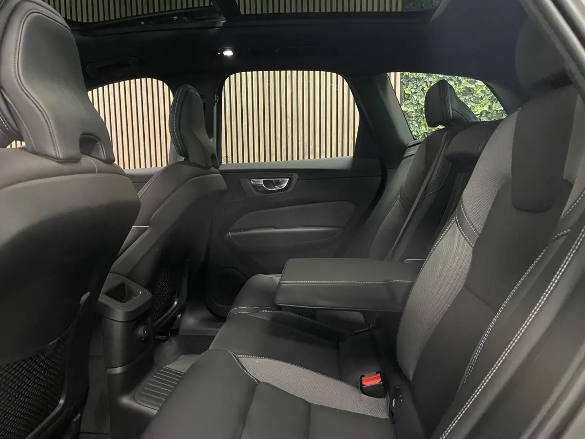 T6 AWD Recharge R-Design Long Range | All Season banden | Stoel en Stuurwielverwarming | Standkachel met Volvo On Call App | Parkeercamera | Lederen Dashboard | Full LED Meesturende koplampe