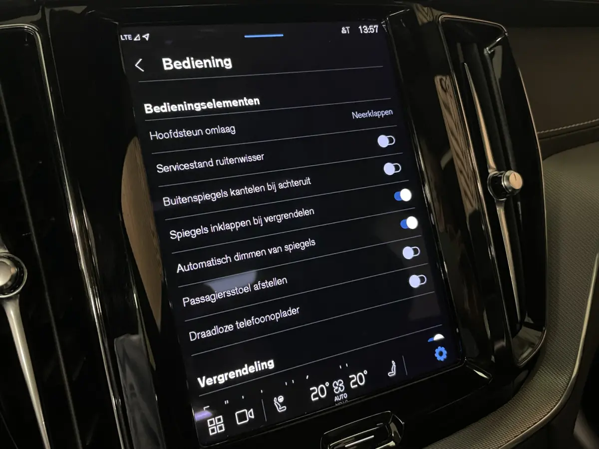 T6 AWD Recharge R-Design Long Range | All Season banden | Stoel en Stuurwielverwarming | Standkachel met Volvo On Call App | Parkeercamera | Lederen Dashboard | Full LED Meesturende koplampe