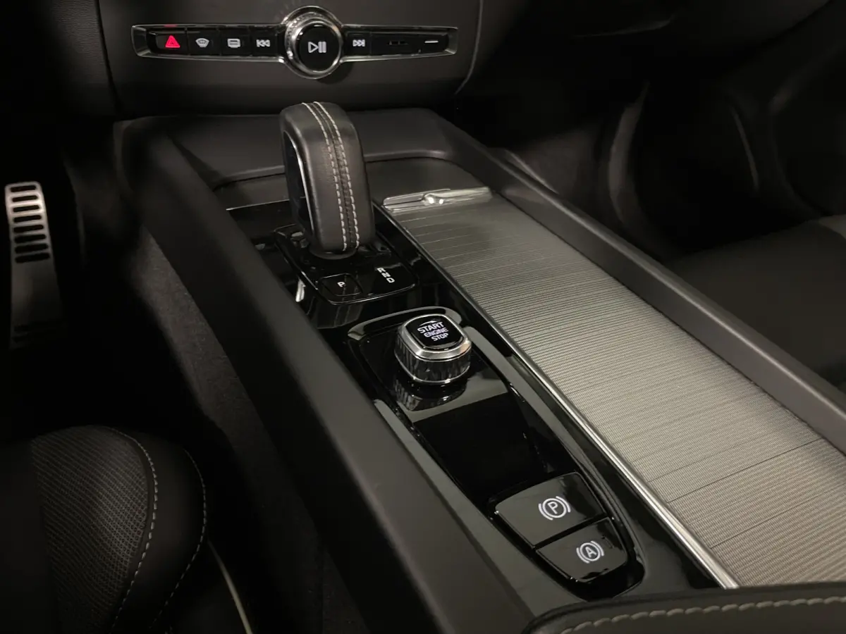 T6 AWD Recharge R-Design Long Range | All Season banden | Stoel en Stuurwielverwarming | Standkachel met Volvo On Call App | Parkeercamera | Lederen Dashboard | Full LED Meesturende koplampe