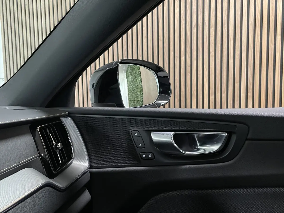 T6 AWD Recharge R-Design Long Range | All Season banden | Stoel en Stuurwielverwarming | Standkachel met Volvo On Call App | Parkeercamera | Lederen Dashboard | Full LED Meesturende koplampe