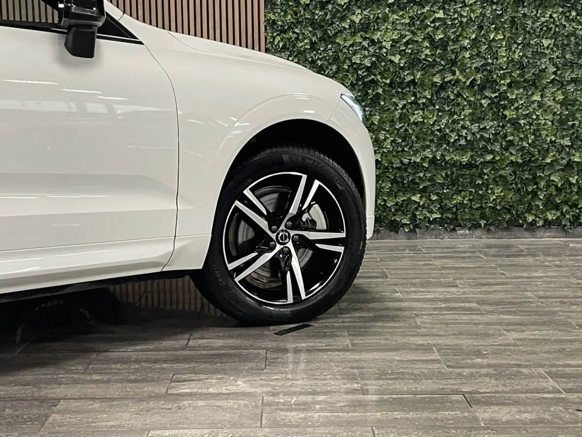 T6 AWD Recharge R-Design Long Range | All Season banden | Stoel en Stuurwielverwarming | Standkachel met Volvo On Call App | Parkeercamera | Lederen Dashboard | Full LED Meesturende koplampe