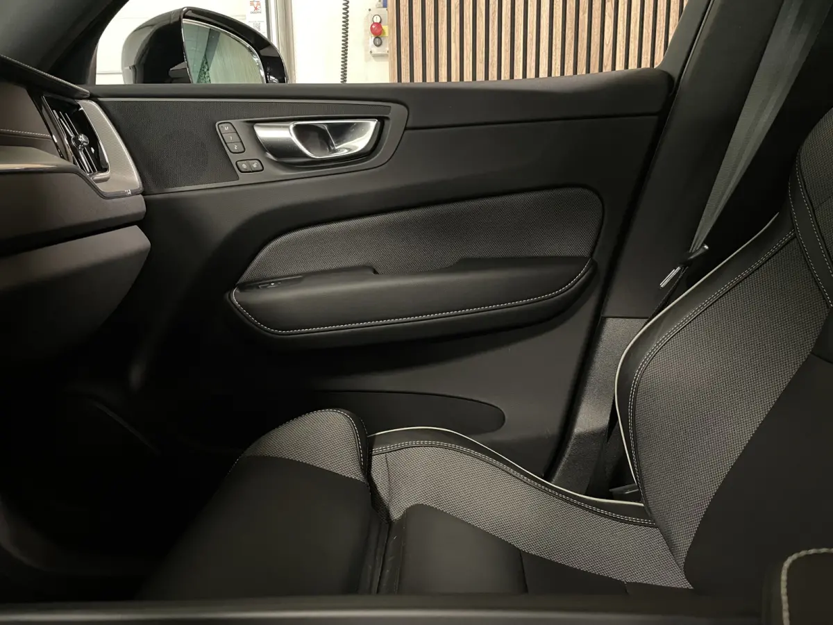 T6 AWD Recharge R-Design Long Range | All Season banden | Stoel en Stuurwielverwarming | Standkachel met Volvo On Call App | Parkeercamera | Lederen Dashboard | Full LED Meesturende koplampe