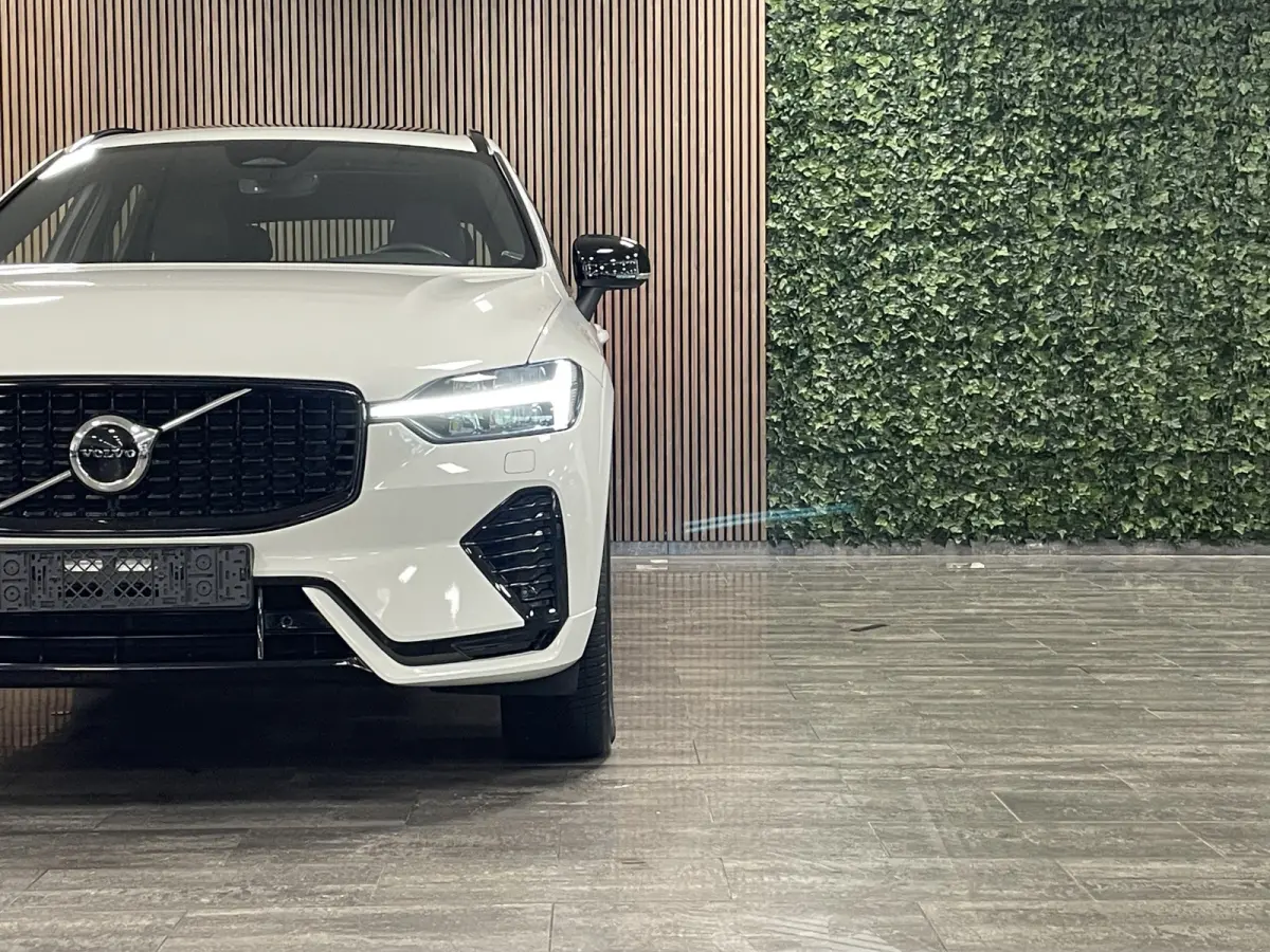 T6 AWD Recharge R-Design Long Range | All Season banden | Stoel en Stuurwielverwarming | Standkachel met Volvo On Call App | Parkeercamera | Lederen Dashboard | Full LED Meesturende koplampe