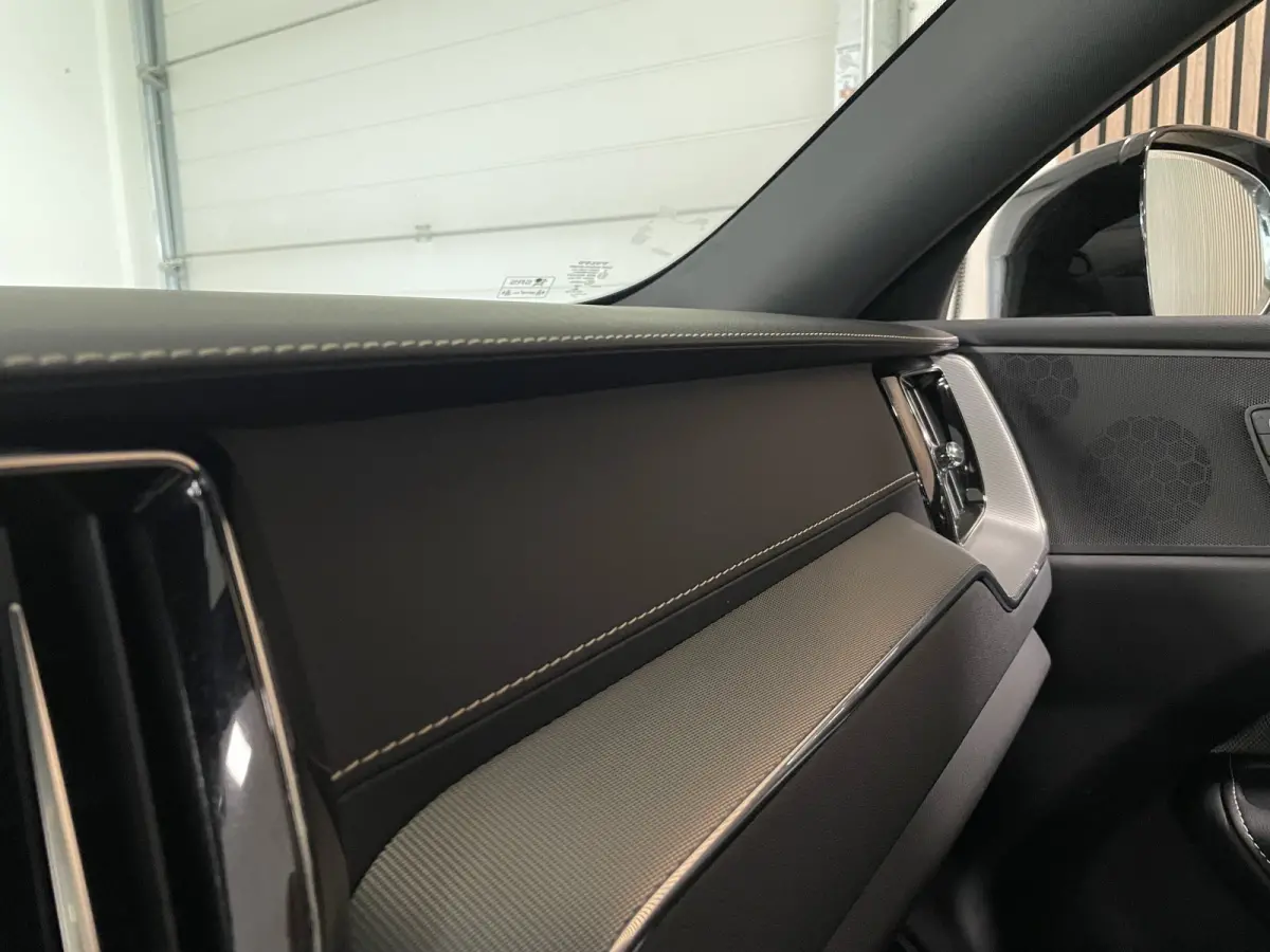 T6 AWD Recharge R-Design Long Range | All Season banden | Stoel en Stuurwielverwarming | Standkachel met Volvo On Call App | Parkeercamera | Lederen Dashboard | Full LED Meesturende koplampe