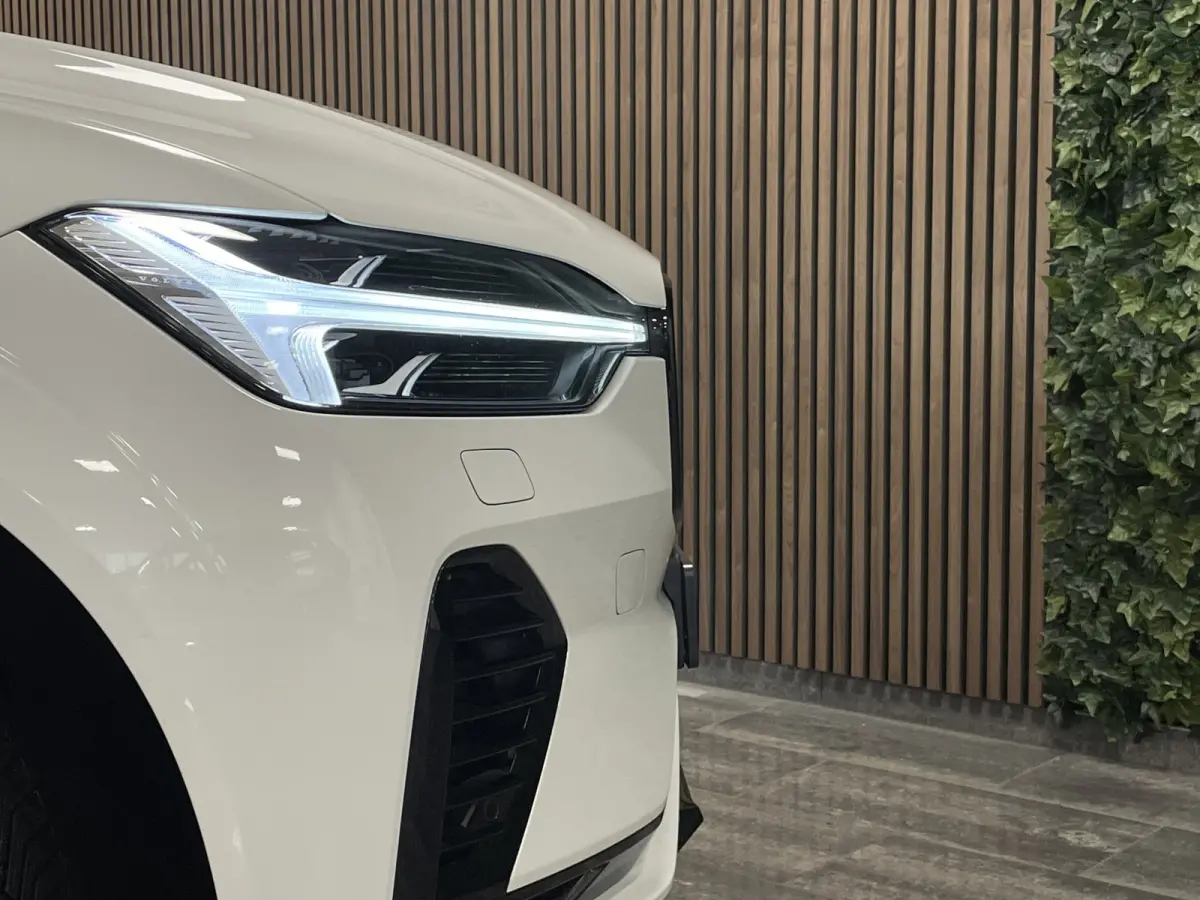 T6 AWD Recharge R-Design Long Range | All Season banden | Stoel en Stuurwielverwarming | Standkachel met Volvo On Call App | Parkeercamera | Lederen Dashboard | Full LED Meesturende koplampe