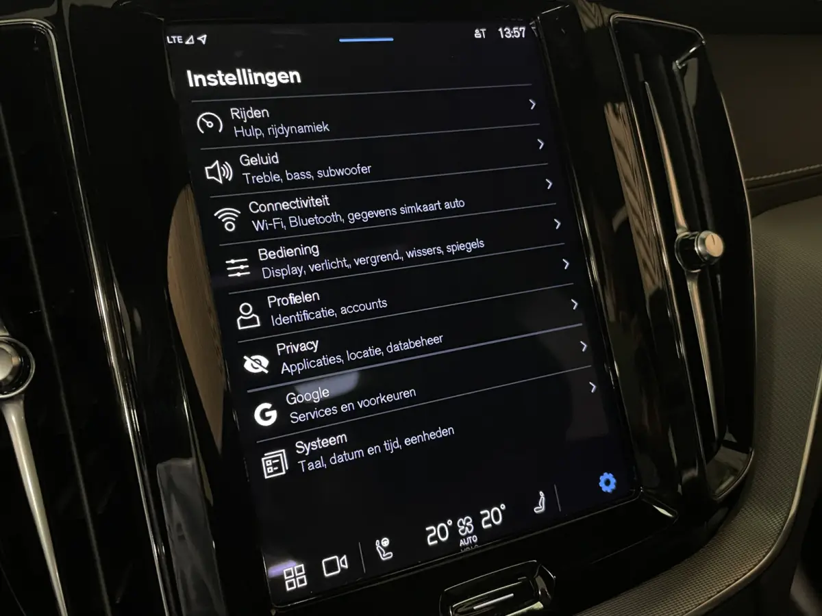 T6 AWD Recharge R-Design Long Range | All Season banden | Stoel en Stuurwielverwarming | Standkachel met Volvo On Call App | Parkeercamera | Lederen Dashboard | Full LED Meesturende koplampe