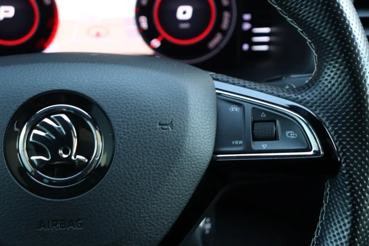 1.5 TSI / 150 PK / DSG / Sportline / Pano / Leder / ACC / Virtual Cockpit / CANTON / Camera / 18"!
