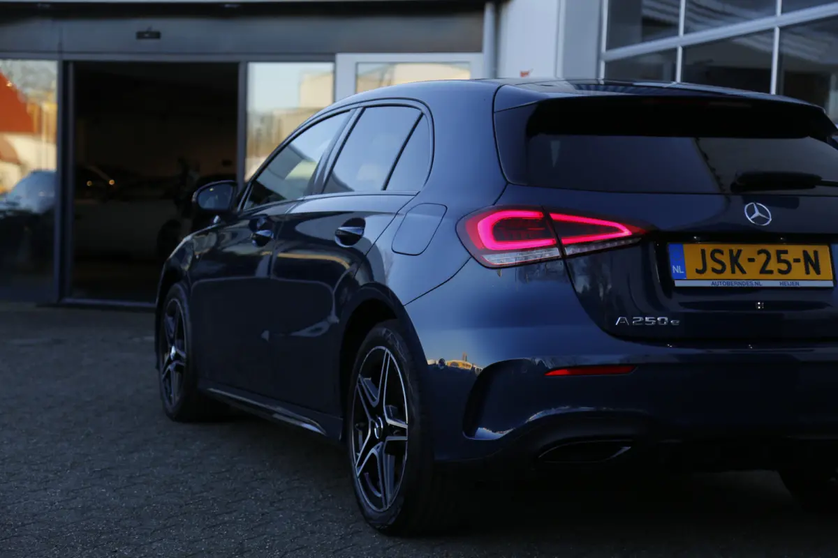 250 e AMG Line Plug in hybride*Perfect MB Onderh.*BTW*1ste Eig.*Sfeer/ACC/Night/MBUX/Apple Carplay-Android/High Perf. LED Koplamp./Diamond Grille/DAB/Stoelverw./Half Leder/Parkeersens.V+A/18