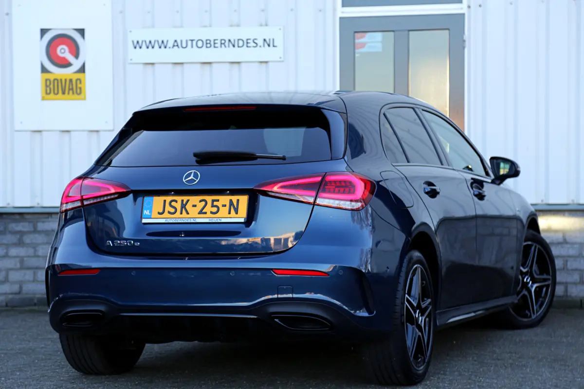 250 e AMG Line Plug in hybride*Perfect MB Onderh.*BTW*1ste Eig.*Sfeer/ACC/Night/MBUX/Apple Carplay-Android/High Perf. LED Koplamp./Diamond Grille/DAB/Stoelverw./Half Leder/Parkeersens.V+A/18