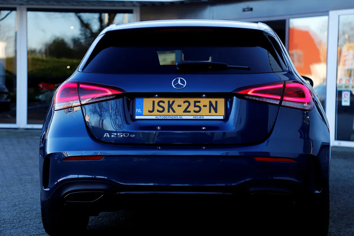 250 e AMG Line Plug in hybride*Perfect MB Onderh.*BTW*1ste Eig.*Sfeer/ACC/Night/MBUX/Apple Carplay-Android/High Perf. LED Koplamp./Diamond Grille/DAB/Stoelverw./Half Leder/Parkeersens.V+A/18