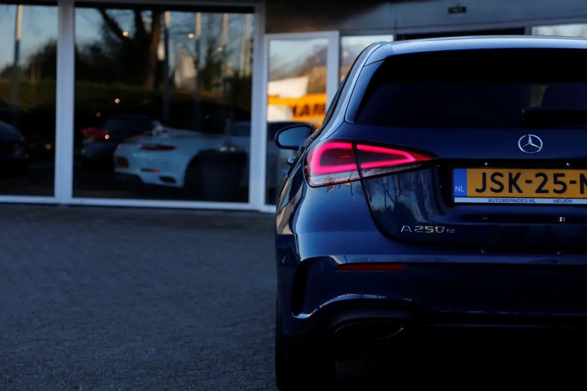 250 e AMG Line Plug in hybride*Perfect MB Onderh.*BTW*1ste Eig.*Sfeer/ACC/Night/MBUX/Apple Carplay-Android/High Perf. LED Koplamp./Diamond Grille/DAB/Stoelverw./Half Leder/Parkeersens.V+A/18