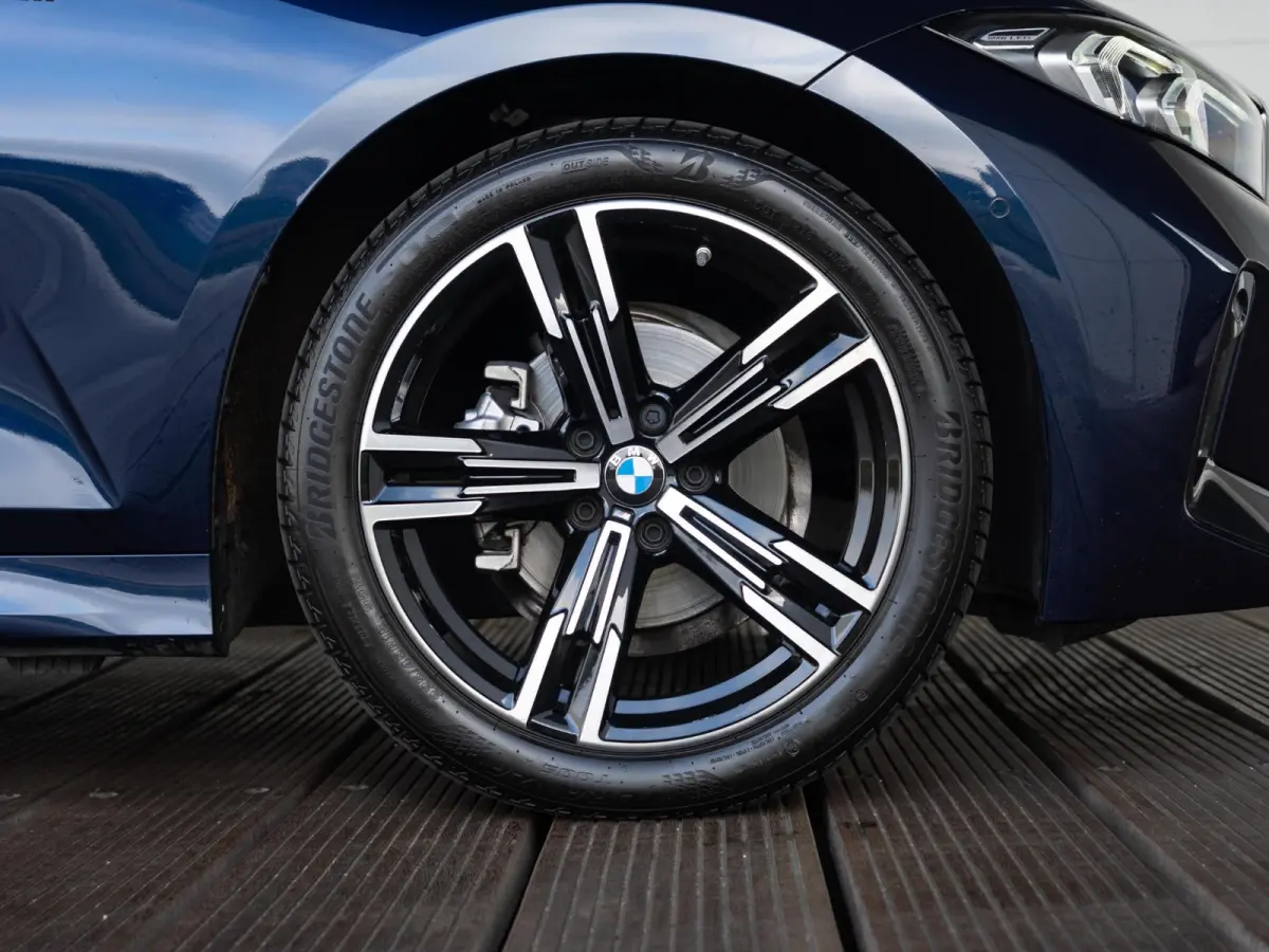 318i | M Sportpakket | Comfort Pack | Comfort Access | Achteruitrijcamera | Stoelverwarming | 18'' |