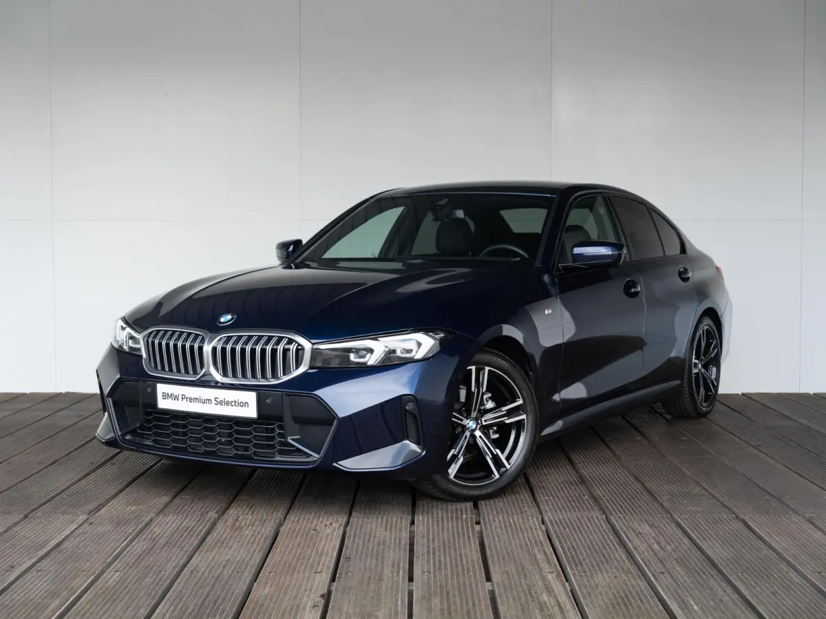 318i | M Sportpakket | Comfort Pack | Comfort Access | Achteruitrijcamera | Stoelverwarming | 18'' |