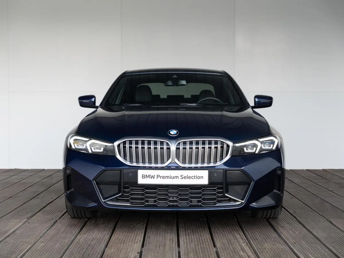 318i | M Sportpakket | Comfort Pack | Comfort Access | Achteruitrijcamera | Stoelverwarming | 18'' |