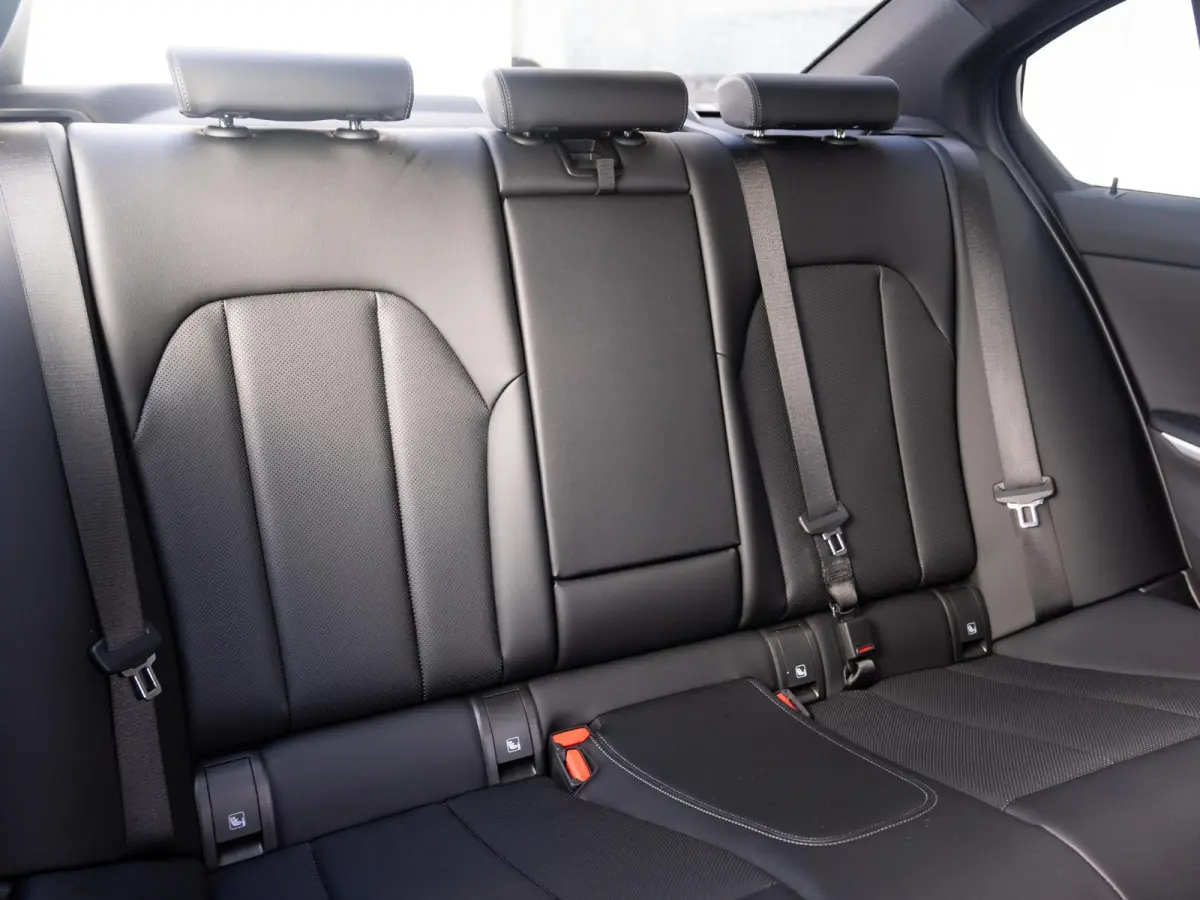 318i | M Sportpakket | Comfort Pack | Comfort Access | Achteruitrijcamera | Stoelverwarming | 18'' |