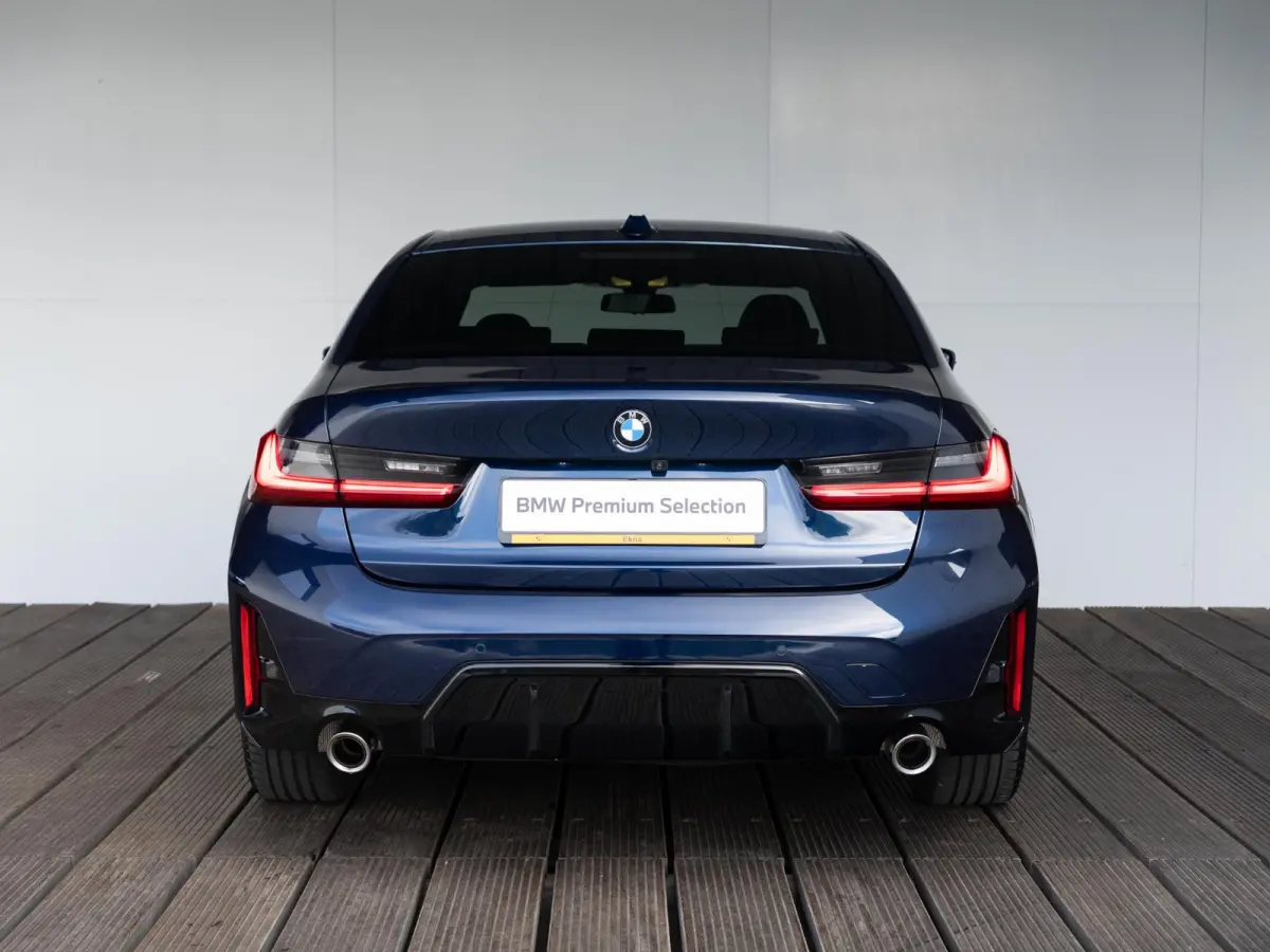 318i | M Sportpakket | Comfort Pack | Comfort Access | Achteruitrijcamera | Stoelverwarming | 18'' |