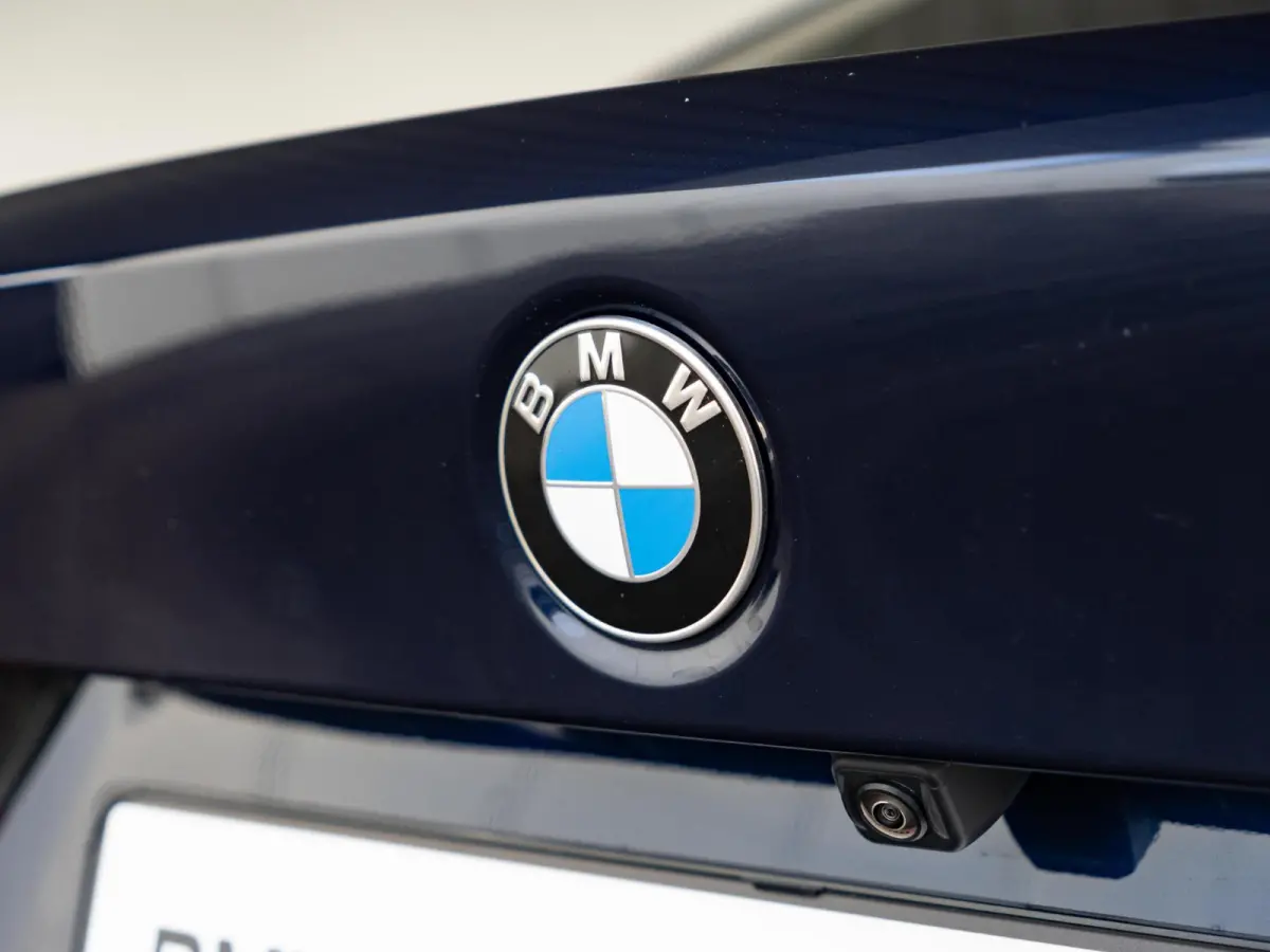 318i | M Sportpakket | Comfort Pack | Comfort Access | Achteruitrijcamera | Stoelverwarming | 18'' |