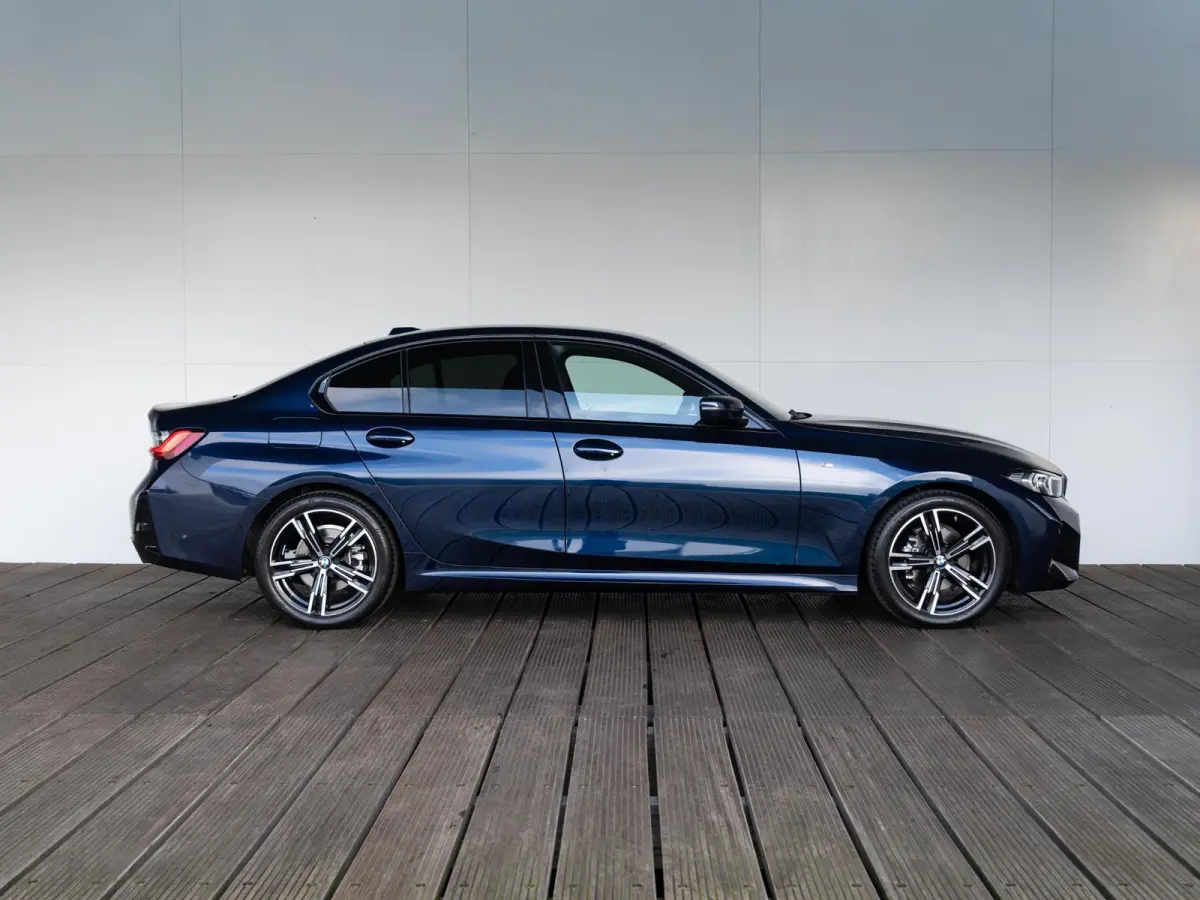 318i | M Sportpakket | Comfort Pack | Comfort Access | Achteruitrijcamera | Stoelverwarming | 18'' |