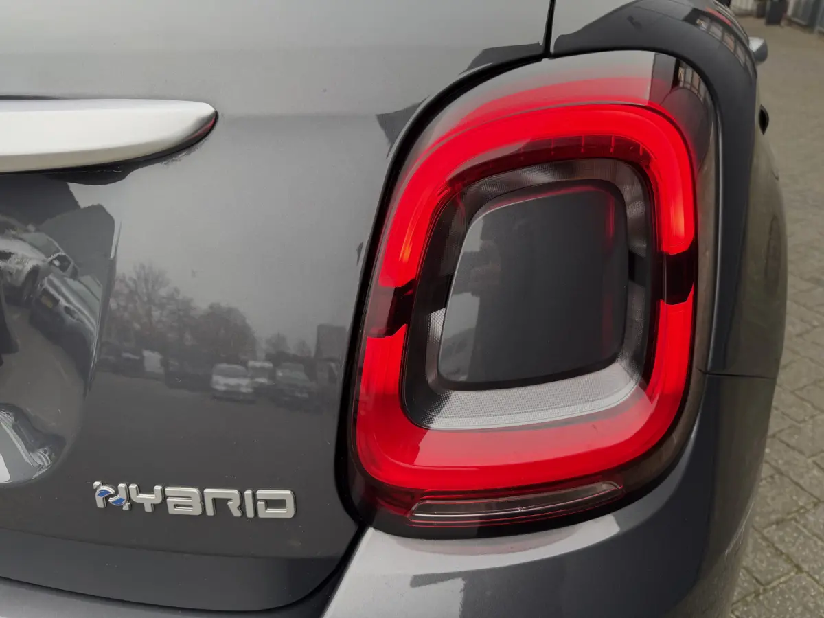 130pk Hybrid (Camera - LED - Navigatie via APP - Parkeersensoren V+A - Automatische Airco - 17")