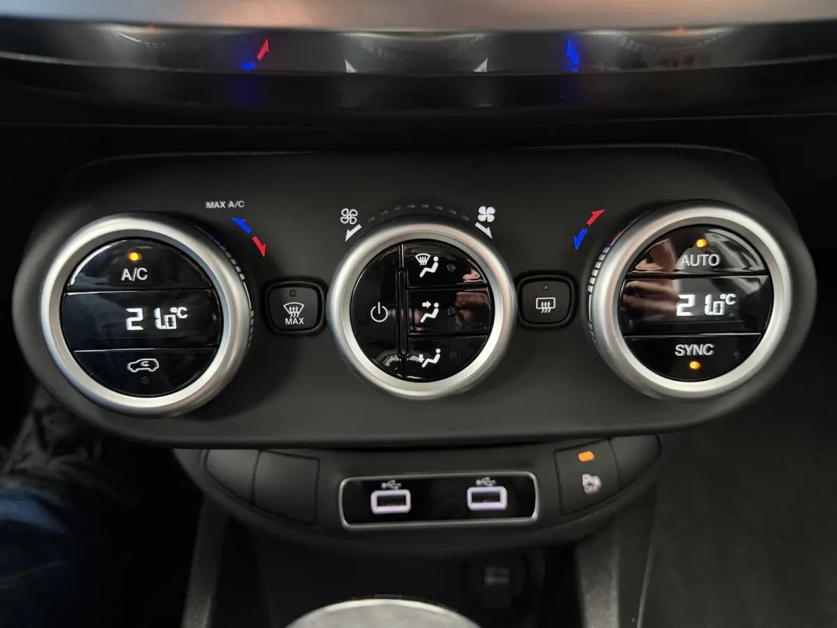 130pk Hybrid (Camera - LED - Navigatie via APP - Parkeersensoren V+A - Automatische Airco - 17")