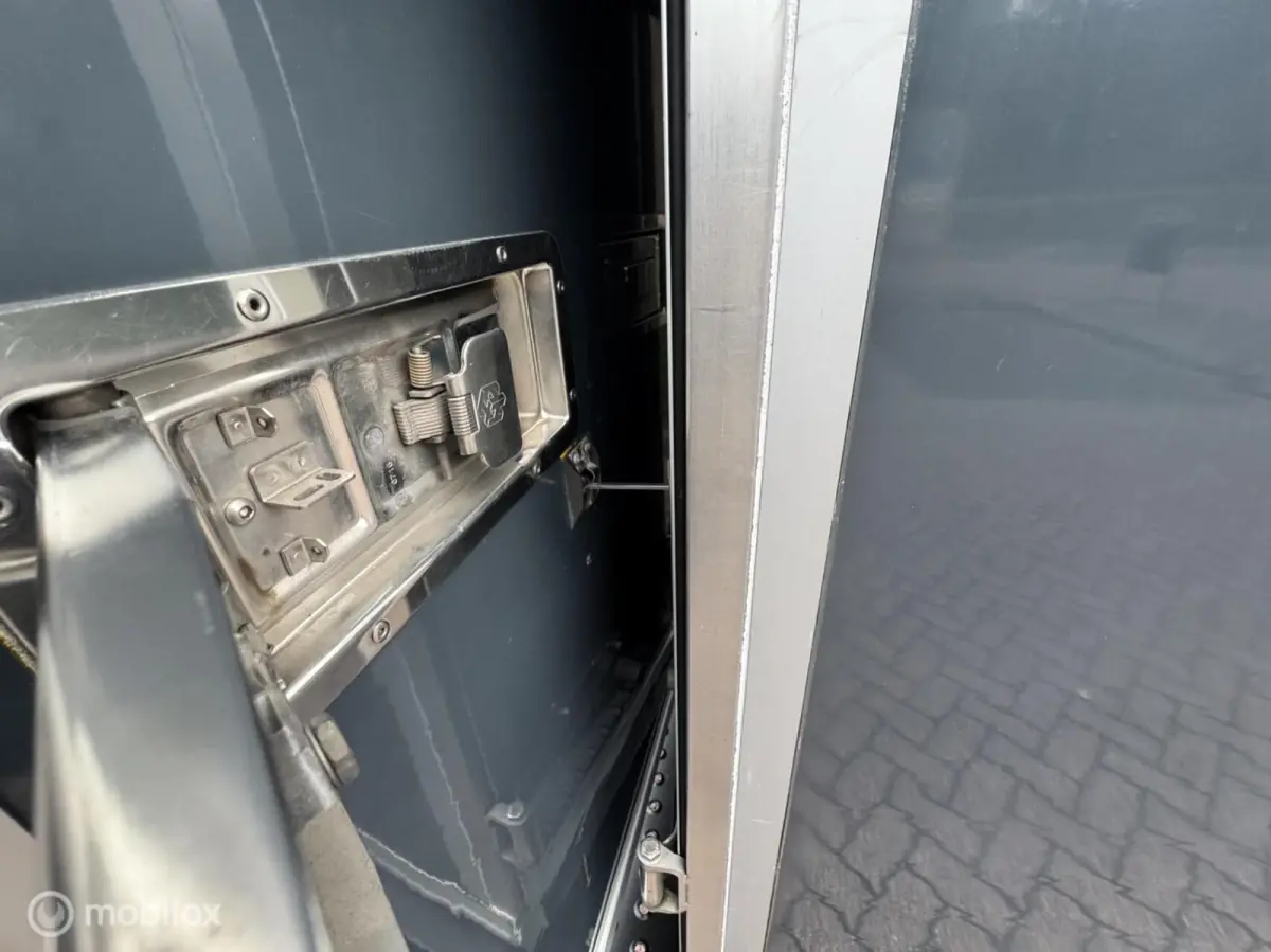LOWLINER VERKOOPWAGEN FOODTRUCK LEASE € 249,- P/M bestel T35 2.3 dCi L3H2 Energy