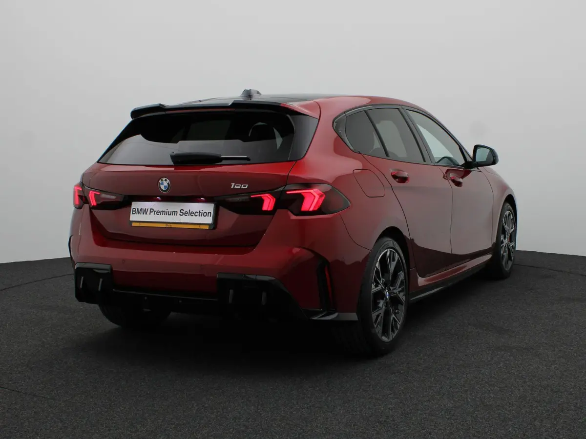120 M Sportpakket Pro | Premium Pack | Achteruitrijcamera | Extra Getint Glas | Driving Assistant | 18''