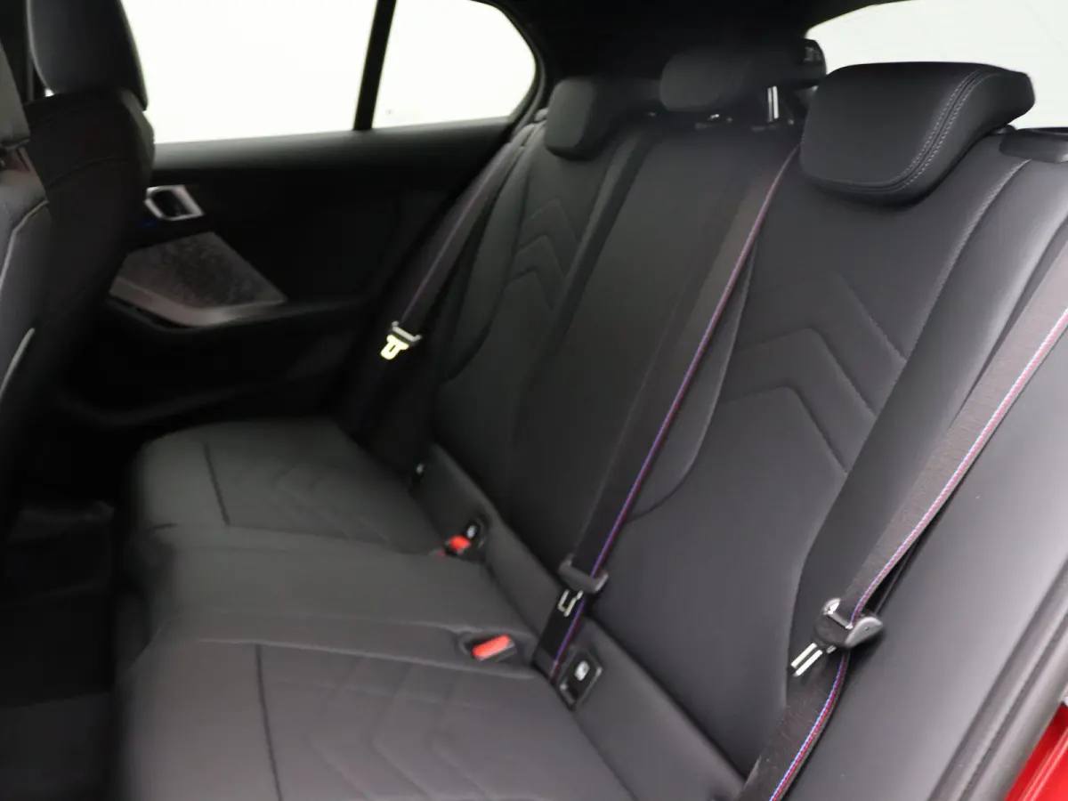 120 M Sportpakket Pro | Premium Pack | Achteruitrijcamera | Extra Getint Glas | Driving Assistant | 18''