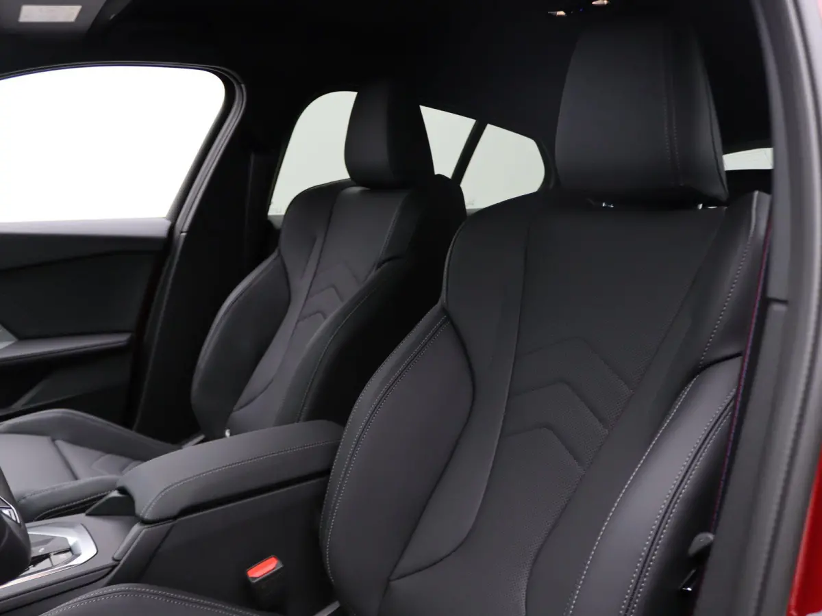 120 M Sportpakket Pro | Premium Pack | Achteruitrijcamera | Extra Getint Glas | Driving Assistant | 18''