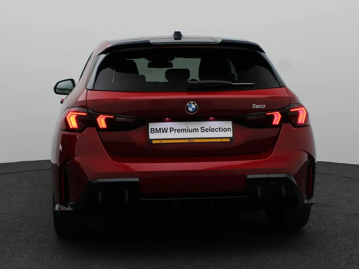120 M Sportpakket Pro | Premium Pack | Achteruitrijcamera | Extra Getint Glas | Driving Assistant | 18''