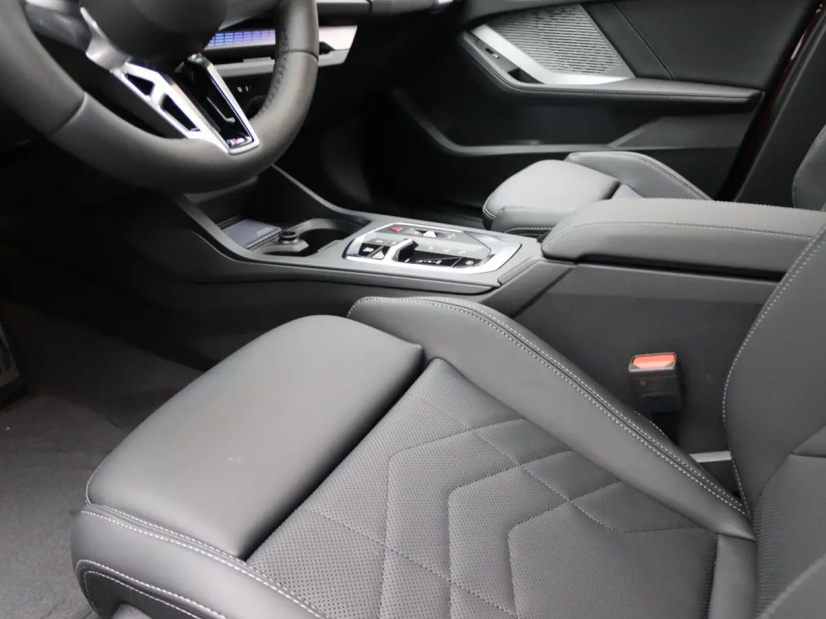 120 M Sportpakket Pro | Premium Pack | Achteruitrijcamera | Extra Getint Glas | Driving Assistant | 18''