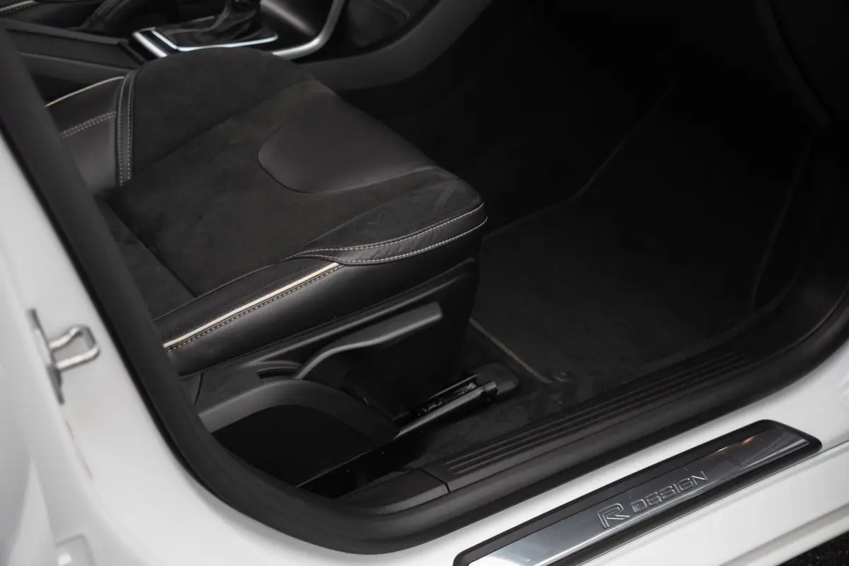 2.0 D3 R-Design Automaat|1ste Eig.|Org NL NAP|BTW Auto|Trekhaak|Full LED|Standkachel|Stoelverwarming