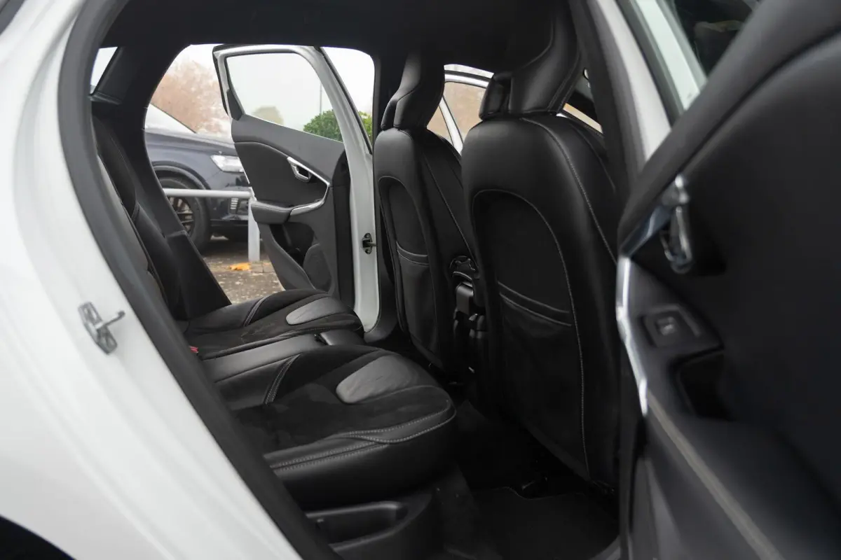 2.0 D3 R-Design Automaat|1ste Eig.|Org NL NAP|BTW Auto|Trekhaak|Full LED|Standkachel|Stoelverwarming