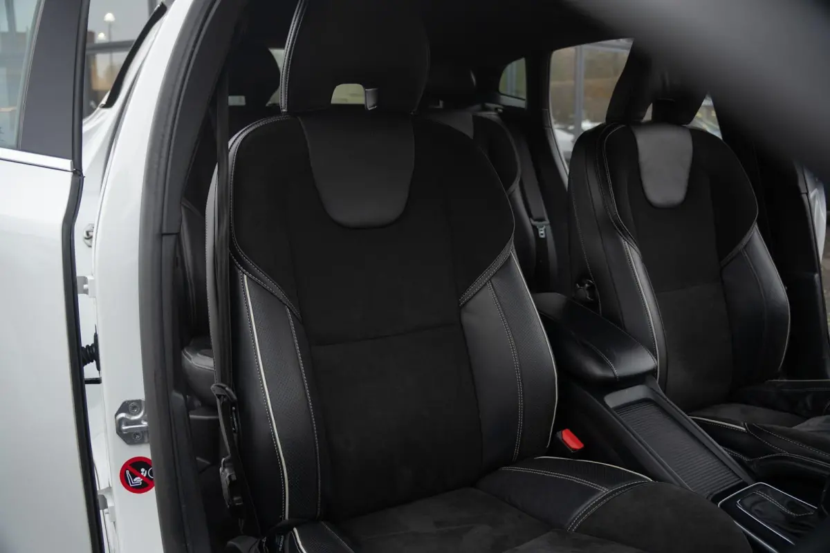 2.0 D3 R-Design Automaat|1ste Eig.|Org NL NAP|BTW Auto|Trekhaak|Full LED|Standkachel|Stoelverwarming