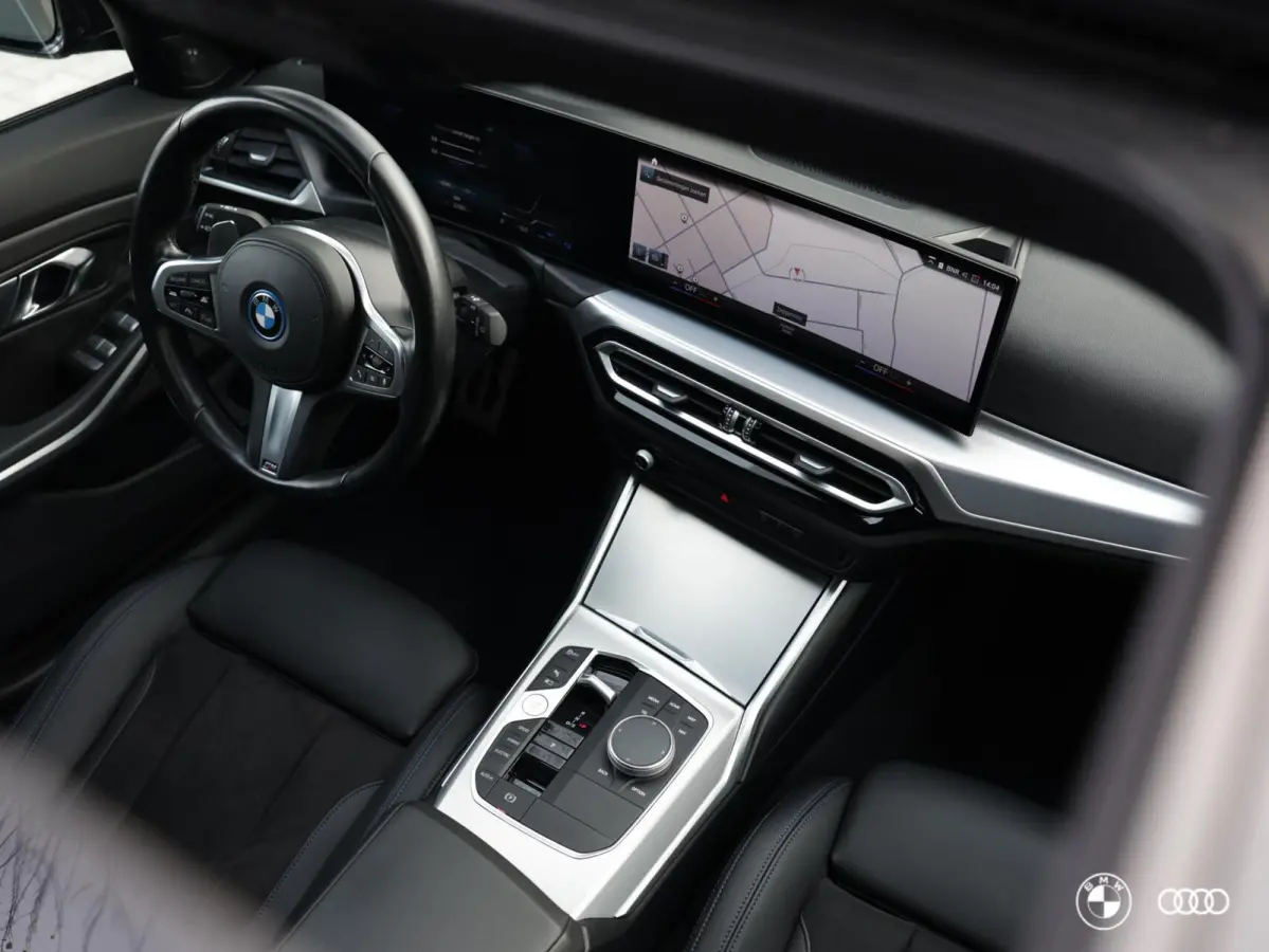 330e M SPORT / PANODAK / ACC / HARMANKARDON / TREKHAAK / 19"