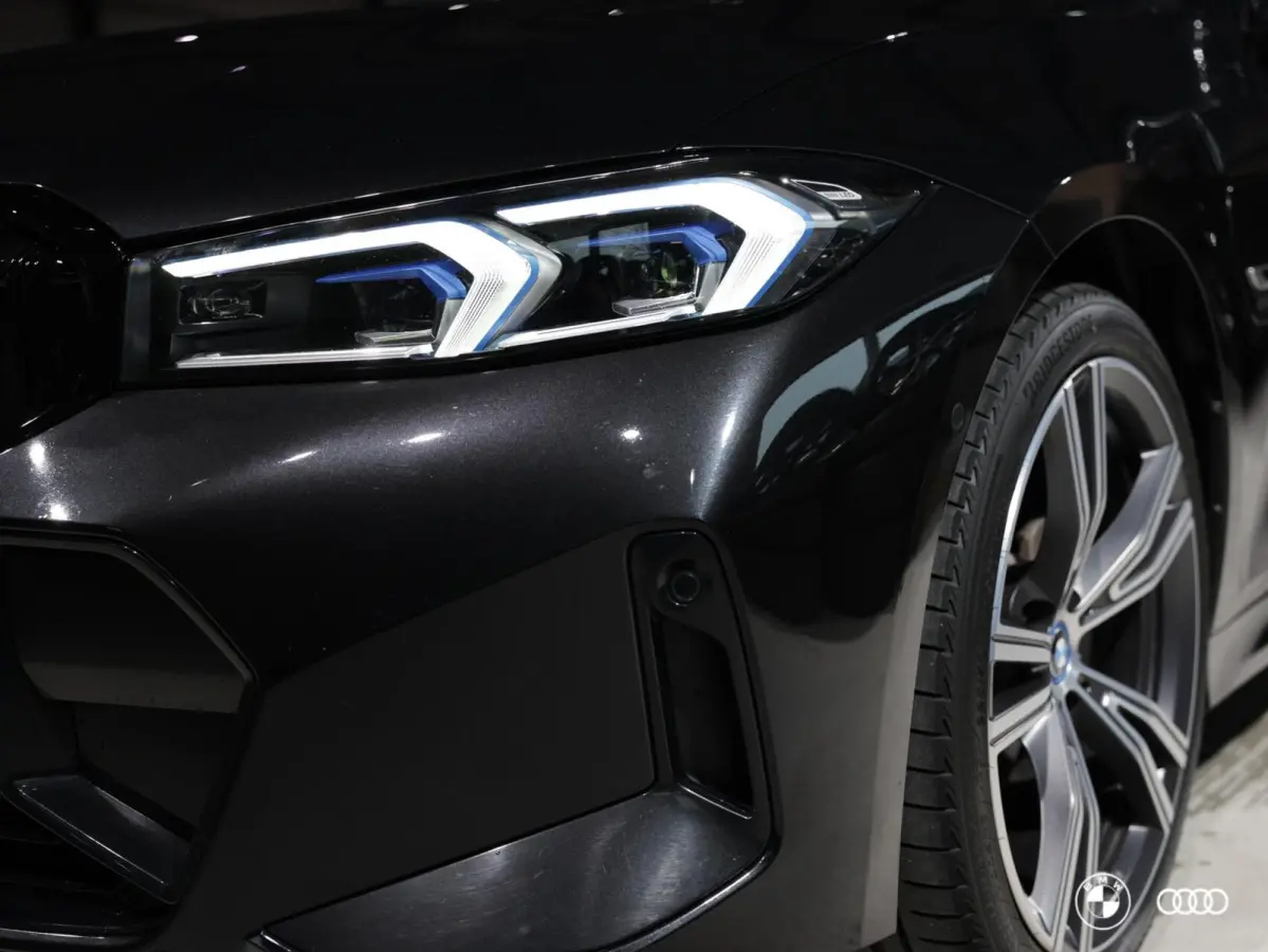 330e M SPORT / PANODAK / ACC / HARMANKARDON / TREKHAAK / 19"