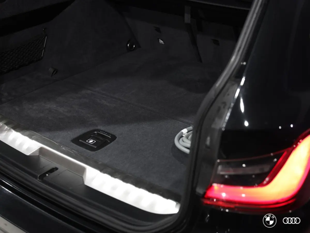 330e M SPORT / PANODAK / ACC / HARMANKARDON / TREKHAAK / 19"
