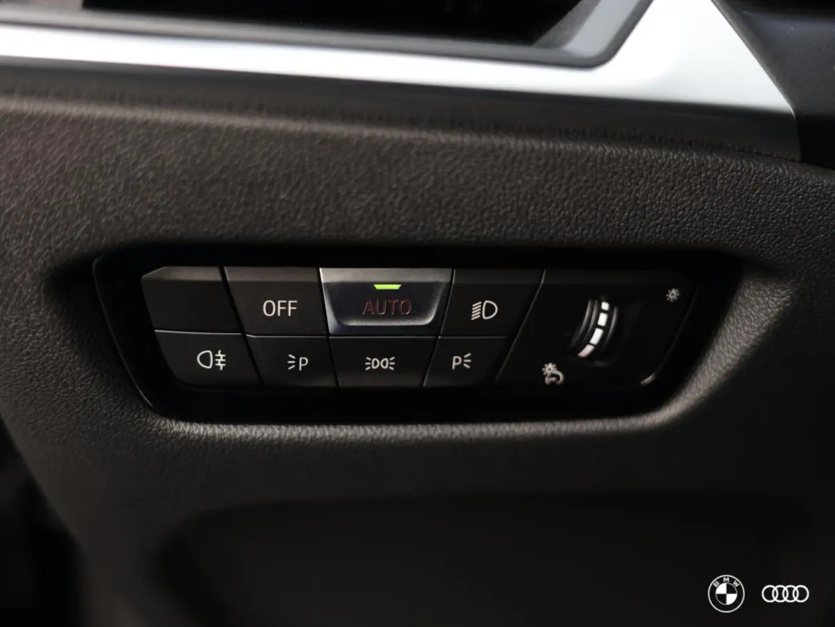 330e M SPORT / PANODAK / ACC / HARMANKARDON / TREKHAAK / 19"