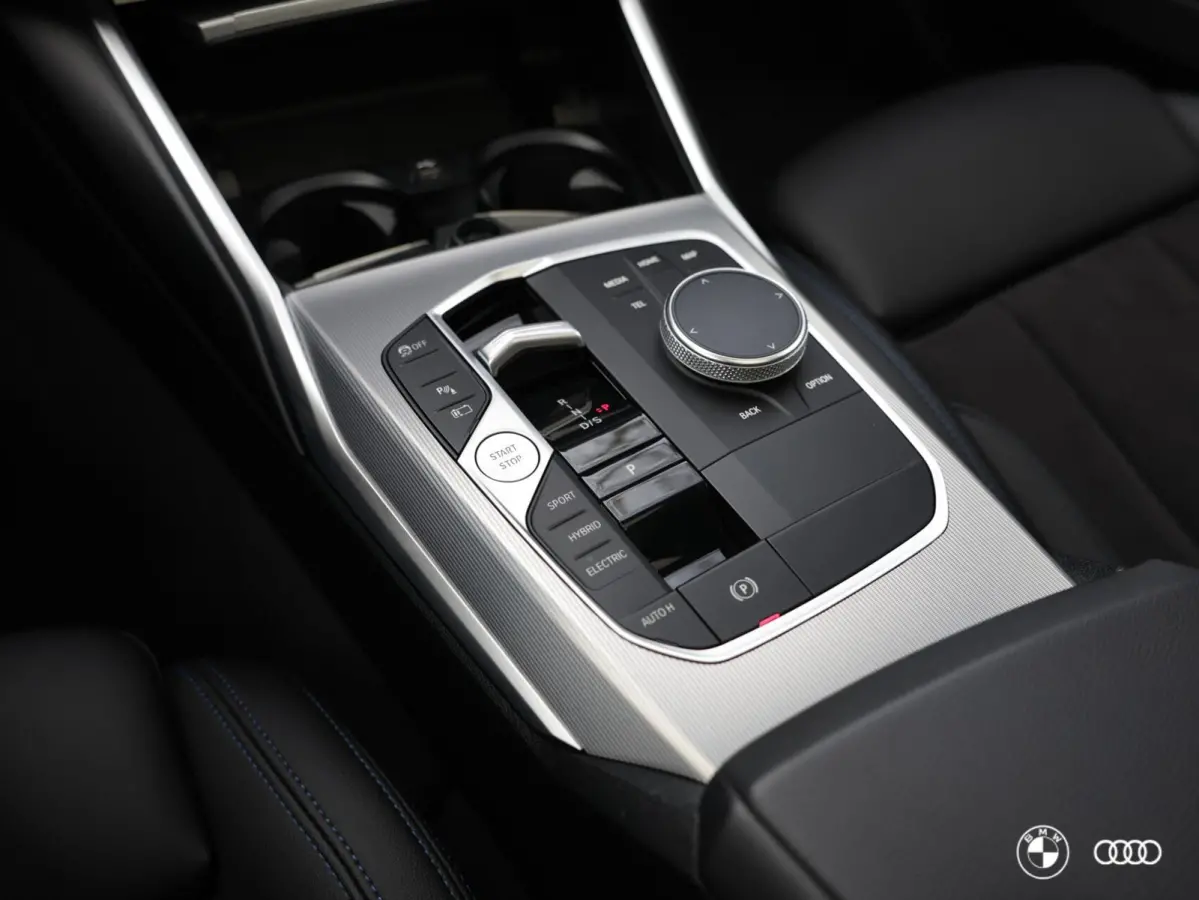 330e M SPORT / PANODAK / ACC / HARMANKARDON / TREKHAAK / 19"