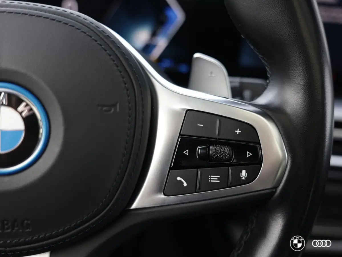 330e M SPORT / PANODAK / ACC / HARMANKARDON / TREKHAAK / 19"
