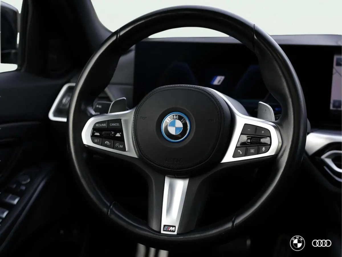 330e M SPORT / PANODAK / ACC / HARMANKARDON / TREKHAAK / 19"
