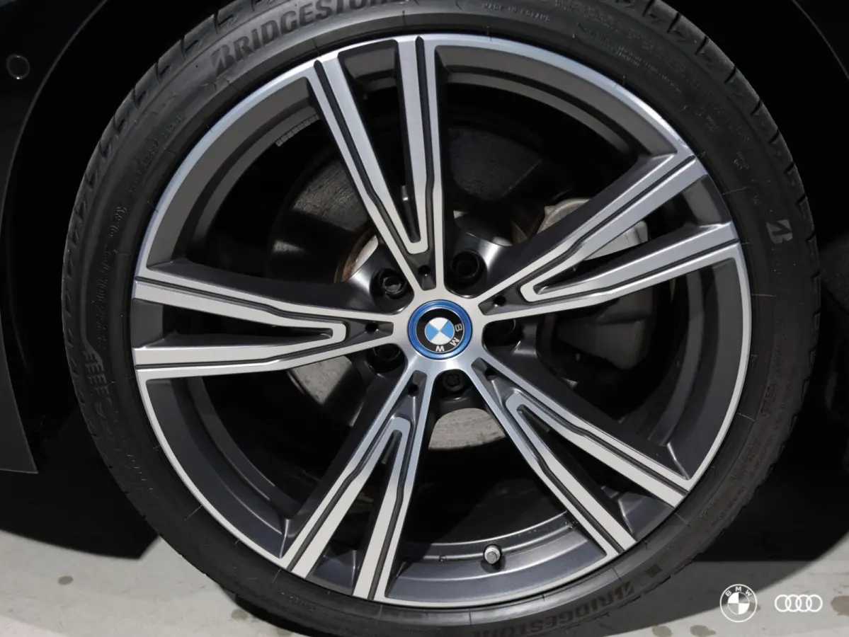330e M SPORT / PANODAK / ACC / HARMANKARDON / TREKHAAK / 19"
