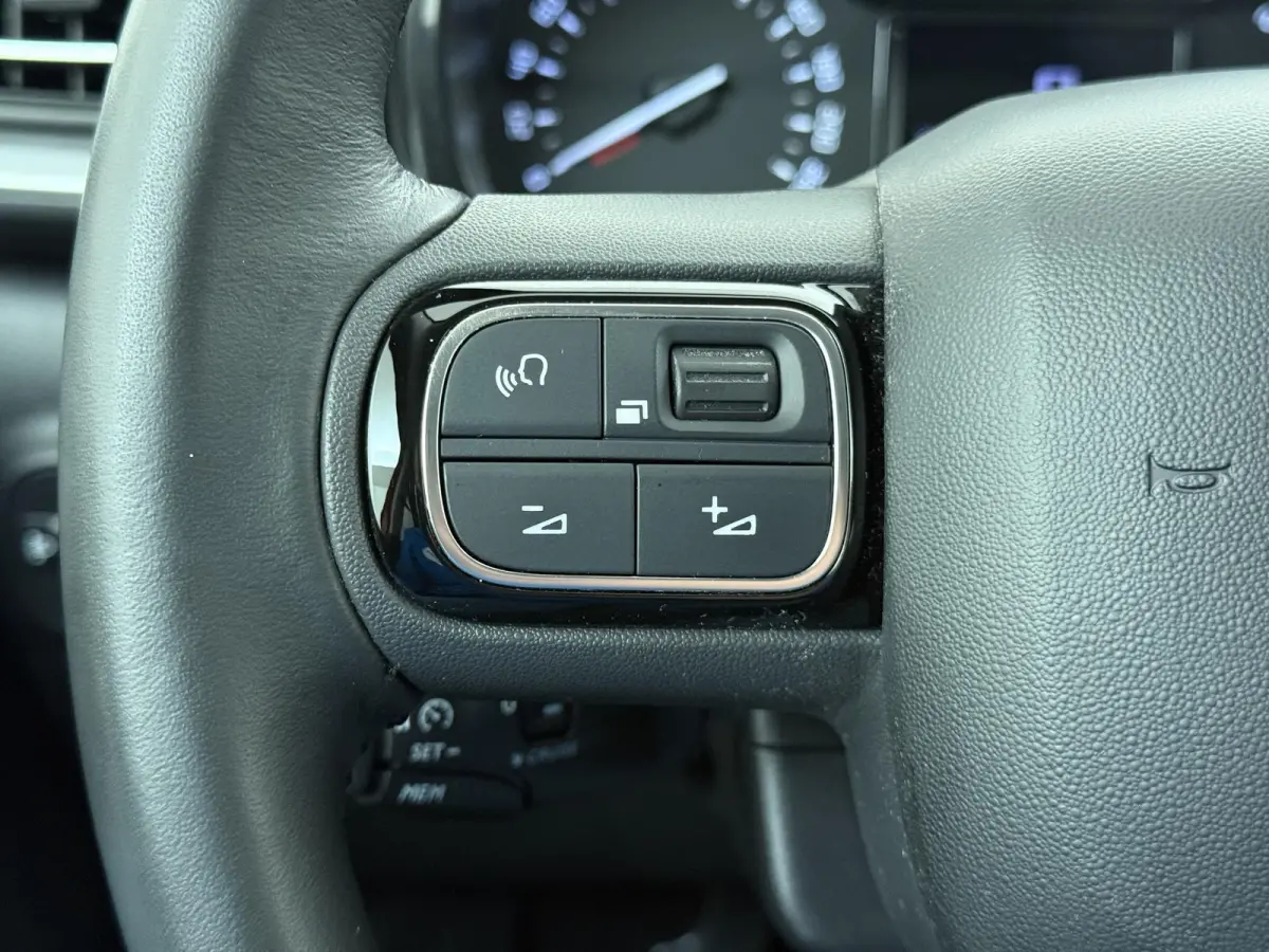 C-Series 110pk | LED koplampen | Navigatie | Achteruitrijcamera | parkeersensoren voor + achter | Apple Carplay / Android Auto