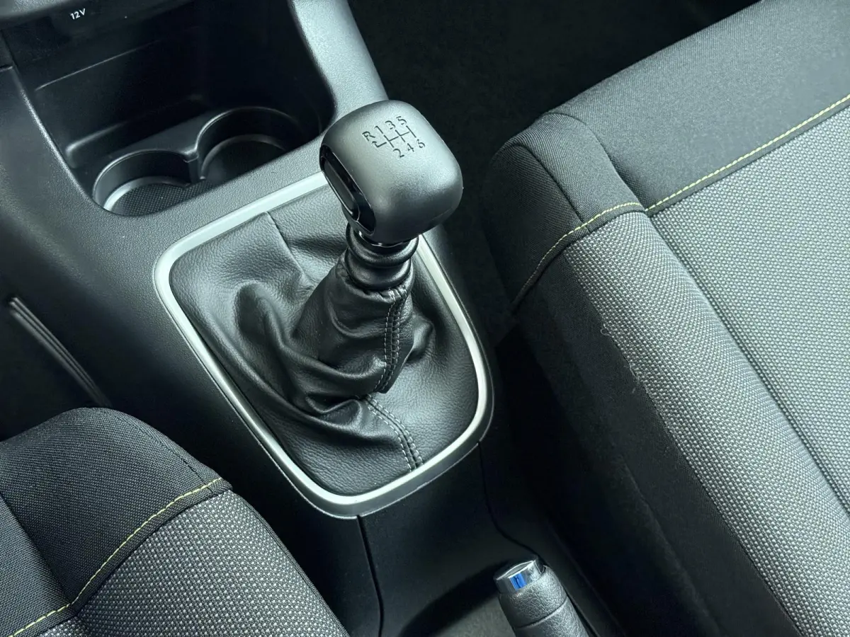 C-Series 110pk | LED koplampen | Navigatie | Achteruitrijcamera | parkeersensoren voor + achter | Apple Carplay / Android Auto