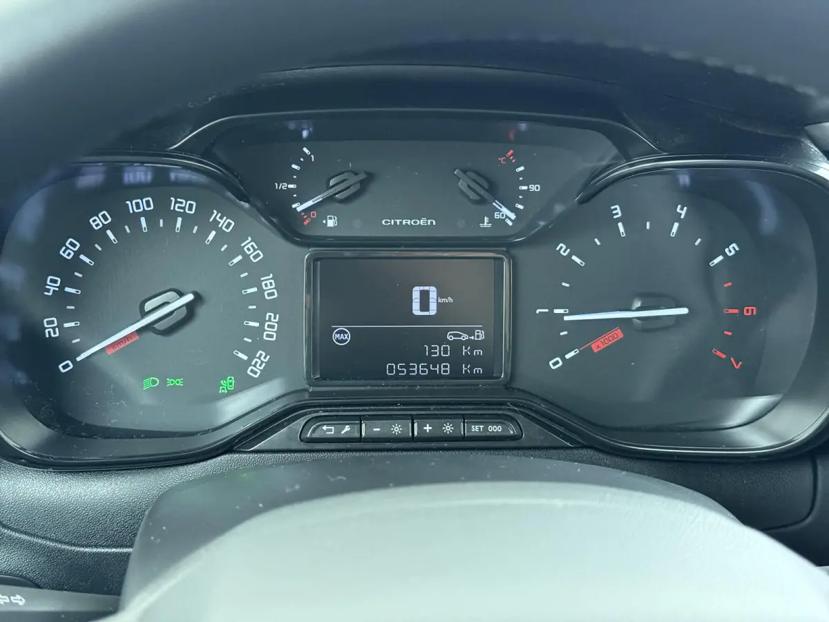 C-Series 110pk | LED koplampen | Navigatie | Achteruitrijcamera | parkeersensoren voor + achter | Apple Carplay / Android Auto